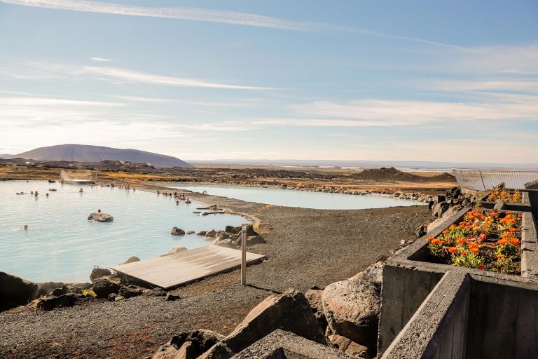 Cum transformi terasa într-un loc de relaxare cu jacuzzi?