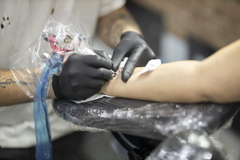 tatuaje pe deget semnificatie